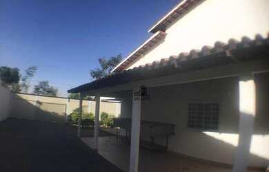 Imagem: A casa possui 5 Dormitórios, 4 Banheiros, 2 Vagas na garagem