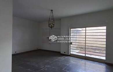 Imagem: A casa possui 4 Dormitórios, 5 Banheiros, 4 Vagas na garagem