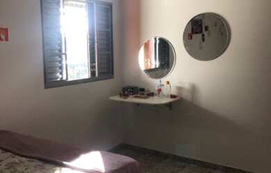 Imagem: A casa possui 2 Dormitórios, 2 Banheiros, 2 Vagas na garagem