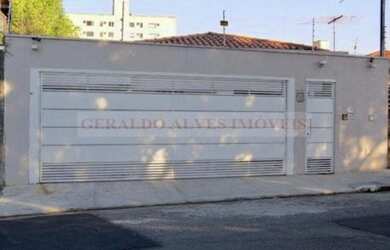 Imagem: A casa possui 4 Dormitórios, 1 Banheiro, 5 Vagas na garagem