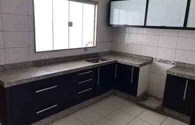 Imagem: A casa possui 2 Dormitórios, 3 Banheiros, 1 Vaga na garagem