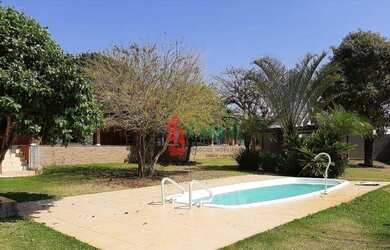 Imagem: A casa possui 4 Dormitórios, 5 Banheiros, 5 Vagas na garagem