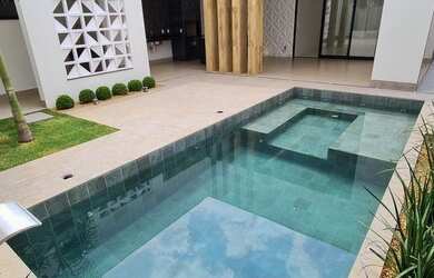 Imagem: A casa em condomínio possui 4 Dormitórios, 5 Banheiros, 4