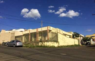 Imagem: A casa possui 4 Dormitórios, 3 Banheiros, 3 Vagas na garagem