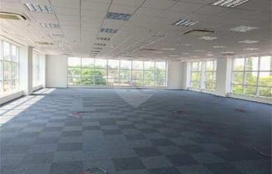 Imagem: O depósito possui 5 Vagas na garagem, 1.079m² de Área e