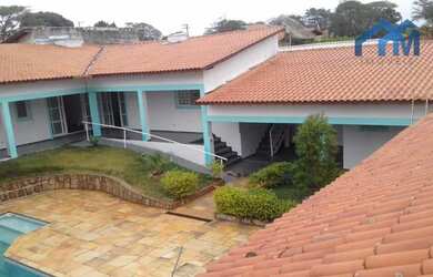 Imagem: A casa em condomínio para alugar possui 4 Dormitórios, 5 Banheiros