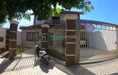 Imagem: A casa possui 3 Dormitórios, 3 Banheiros, 4 Vagas na garagem