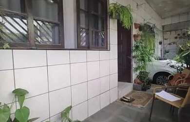 Imagem: A casa possui 3 Dormitórios, 2 Banheiros, 1 Vaga na garagem