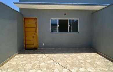 Imagem: A casa possui 2 Dormitórios, 2 Banheiros, 2 Vagas na garagem