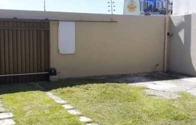 Imagem: A casa possui 3 Dormitórios, 2 Banheiros, 3 Vagas na garagem