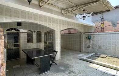 Imagem: A casa possui 3 Dormitórios, 2 Banheiros, 2 Vagas na garagem