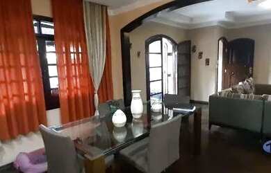 Imagem: A casa possui 4 Dormitórios, 1 Banheiro, 2 Vagas na garagem