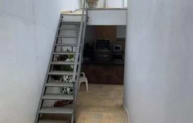 Imagem: A casa possui 2 Dormitórios, 3 Banheiros, 2 Vagas na garagem