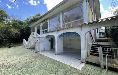 Imagem: A casa possui 4 Dormitórios, 4 Banheiros, 5 Vagas na garagem