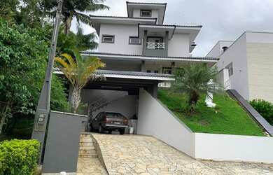 Imagem: A casa em condomínio possui 3 Dormitórios, 4 Banheiros, 4