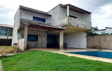 Imagem: A casa em condomínio possui 4 Dormitórios, 2 Banheiros, 3.800m²