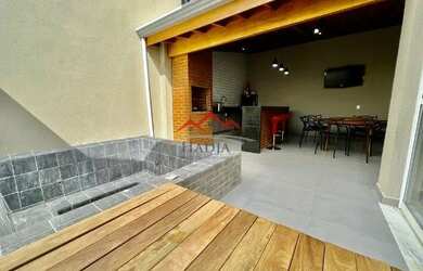 Imagem: A casa em condomínio possui 3 Dormitórios, 3 Banheiros, 3