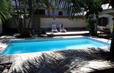 Imagem: A casa possui 3 Dormitórios e 5 Vagas na garagem e está localizado