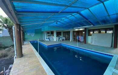 Imagem: A casa possui 4 Dormitórios, 3 Banheiros, 2 Vagas na garagem