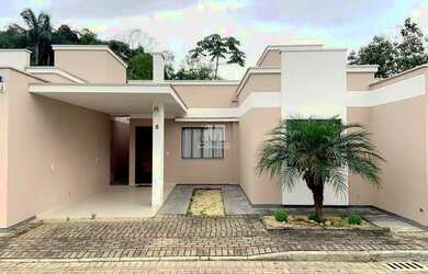 Imagem: A casa possui 2 Dormitórios, 1 Banheiro, 1 Vaga na garagem