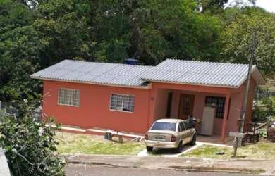 Imagem: A casa possui 3 Dormitórios, 1 Banheiro, 1 Vaga na garagem