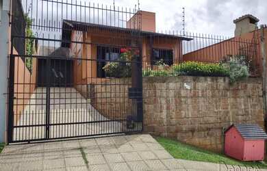 Imagem: A casa possui 3 Dormitórios, 1 Banheiro, 3 Vagas na garagem