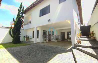 Imagem: A casa possui 4 Dormitórios, 5 Banheiros, 4 Vagas na garagem