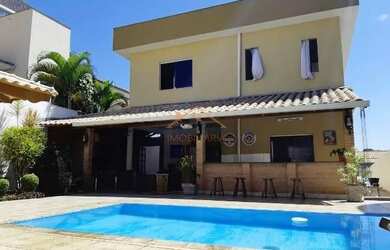 Imagem: A casa possui 4 Dormitórios, 3 Banheiros, 4 Vagas na garagem