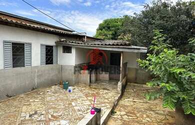 Imagem: A casa possui 3 Dormitórios, 1 Banheiro, 1 Vaga na garagem