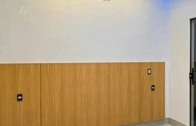 Imagem: A casa possui 3 Dormitórios, 2 Banheiros, 2 Vagas na garagem