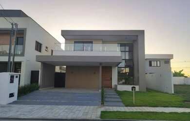 Imagem: A casa possui 4 Dormitórios, 5 Banheiros, 4 Vagas na garagem