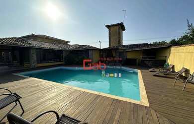 Imagem: A casa possui 4 Dormitórios, 3 Banheiros, 2 Vagas na garagem