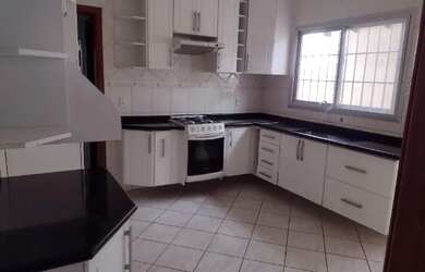 Imagem: A casa possui 2 Dormitórios, 1 Banheiro, 2 Vagas na garagem