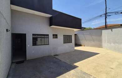 Imagem: A casa possui 2 Dormitórios, 3 Banheiros, 3 Vagas na garagem