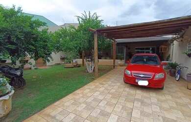 Imagem: A casa possui 3 Dormitórios, 3 Banheiros, 4 Vagas na garagem