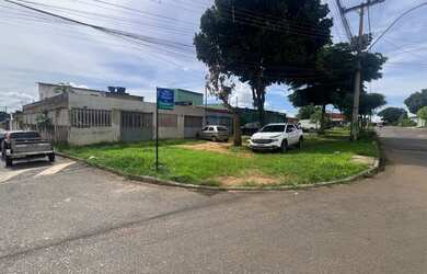 Imagem: A casa possui 3 Dormitórios, 2 Banheiros, 5 Vagas na garagem