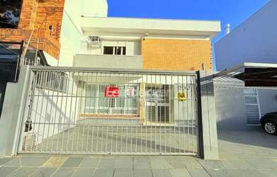 Imagem: A casa possui 5 Dormitórios, 2 Banheiros, 4 Vagas na garagem