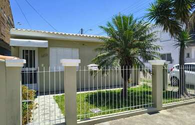 Imagem 1: Casa por temporada. Churrasqueira, Acomodam 6 pessoas, 1 Vaga na garageme2...