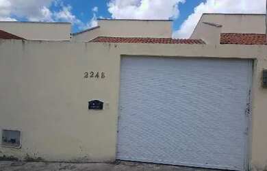 Imagem: A casa possui 1 Dormitório, 1 Banheiro, 1 Vaga na garagem