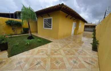 Imagem: A casa possui 3 Dormitórios, 2 Banheiros, 2 Vagas na garagem