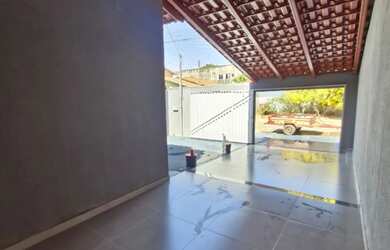 Imagem: A casa possui 2 Dormitórios, 2 Banheiros, 3 Vagas na garagem