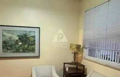 Imagem: A casa possui 3 Dormitórios, 3 Banheiros, 240m² de Área e