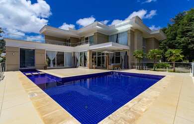 Imagem: A casa em condomínio possui 4 Dormitórios, 5 Banheiros, 5