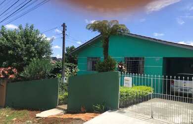 Imagem: A casa possui 3 Dormitórios, 1 Banheiro, 2 Vagas na garagem