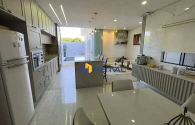 Imagem: A casa possui 3 Dormitórios, 3 Banheiros, 2 Vagas na garagem