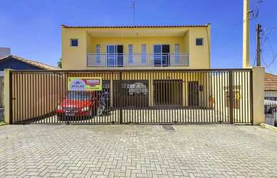 Imagem: A casa possui 4 Dormitórios, 5 Banheiros, 4 Vagas na garagem