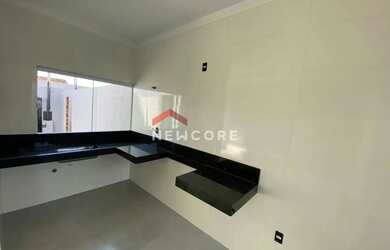 Imagem: A casa possui 2 Dormitórios, 2 Banheiros, 2 Vagas na garagem