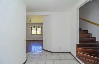 Imagem: A casa possui 3 Dormitórios, 2 Banheiros, 1 Vaga na garagem