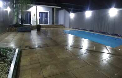 Imagem: A casa possui 3 Dormitórios, 2 Banheiros, 2 Vagas na garagem