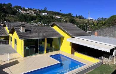 Imagem: A casa possui 4 Dormitórios, 5 Banheiros, 4 Vagas na garagem